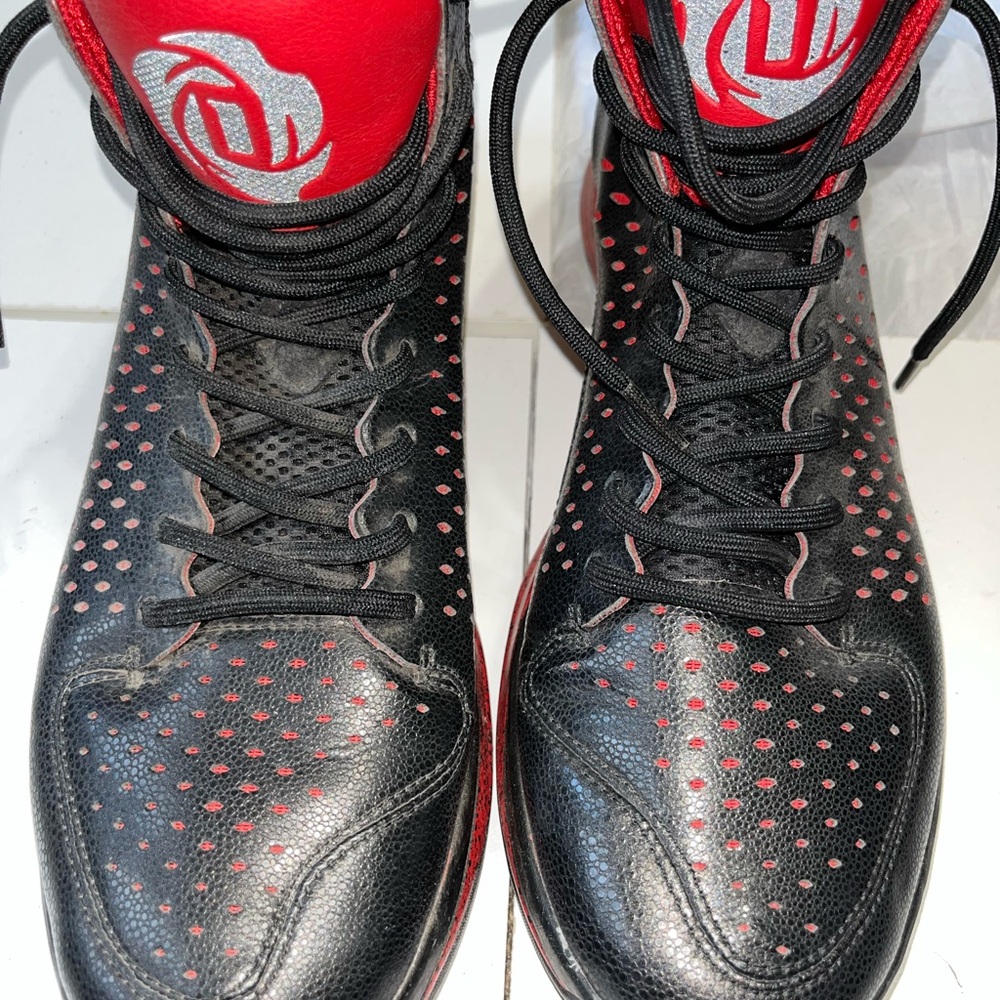 Adidas D Rose 3 basketball Black and Red shoes. Used condition size 11 - Picture 2 of 8